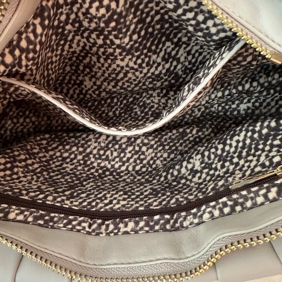 PUFFER PURSE ~ Women’s light gray crossbody w/removable straps for handbag - Picture 8 of 9